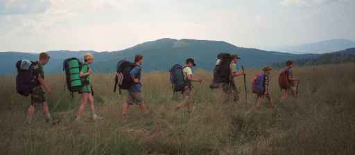 Na polanie Gorc Kamienicki. W tle - Kud�o�