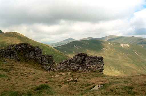 Widok spod vf. Godeanu w stron� vf. C�rnea, z ty�u - Gugu, Sc�ri�a i Moraru