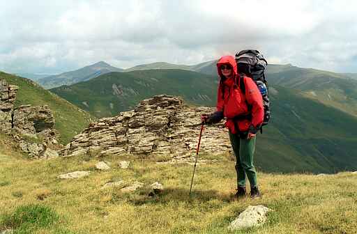 Widok spod vf. Godeanu w stron� vf. C�rnea, z ty�u - Gugu i Sc�ri�a