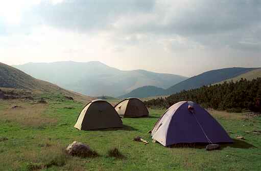 Biwak pod Curm�tura Soarbele, w tle Oslea